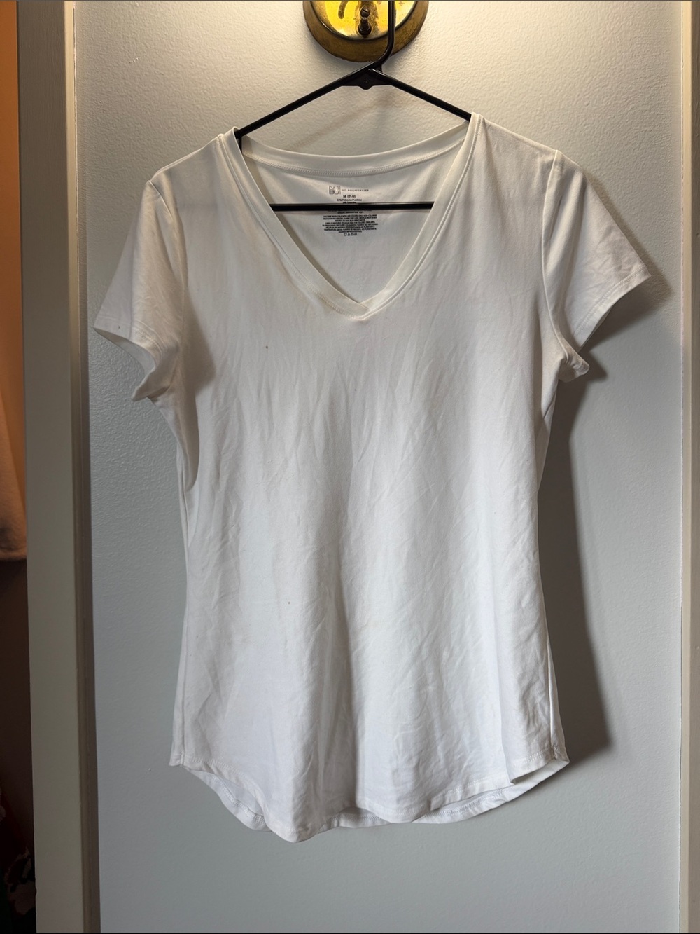 No Boundaries White V-Neck Short Sleeve Tee